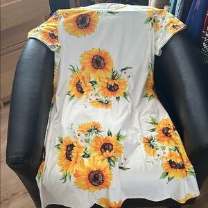 Source Unknown Sunflower Print Short Sleeve dress, perfect for spring/summer.
